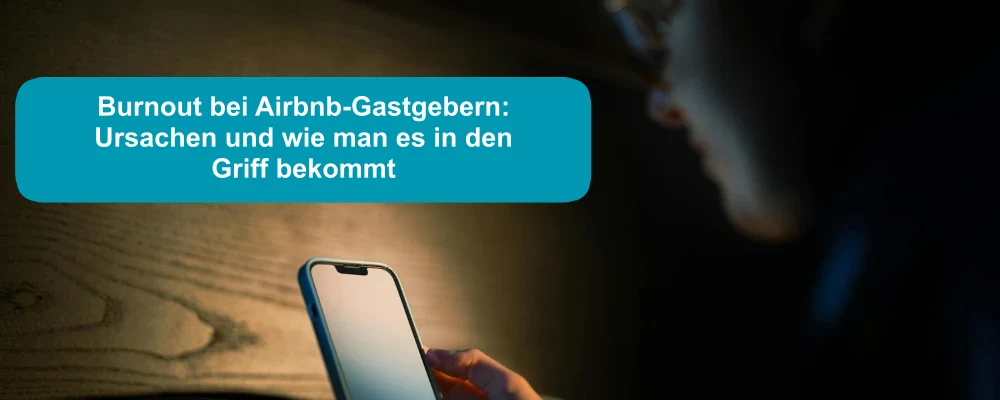 Der Gastgeber schaut abends auf sein Handy