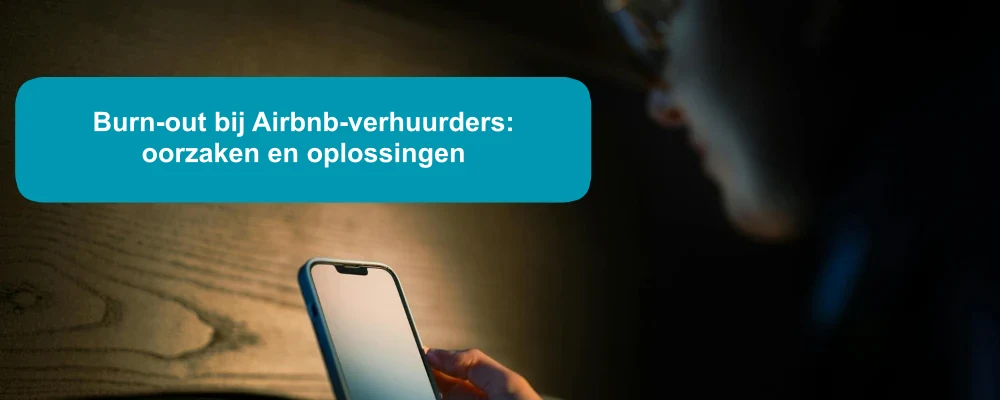 De gastheer kijkt ’s avonds op zijn telefoon